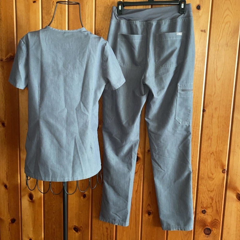 FIGS Catarina Scrub Tops for Women — Classic Fit, 1 Pocket FIGS YOLA pants XS/SM - Picture 10 of 17